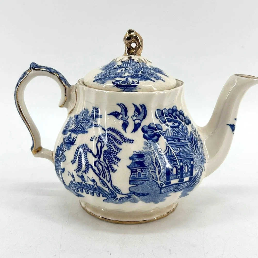 VTG Sadler Blue Willow Teapot Blue White Chinoiserie Ceramic Gold Trim Pagoda